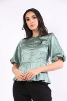 نتشي بلوزة منقوشة بأزرار على شكل كريستال بأكمام قصيرة