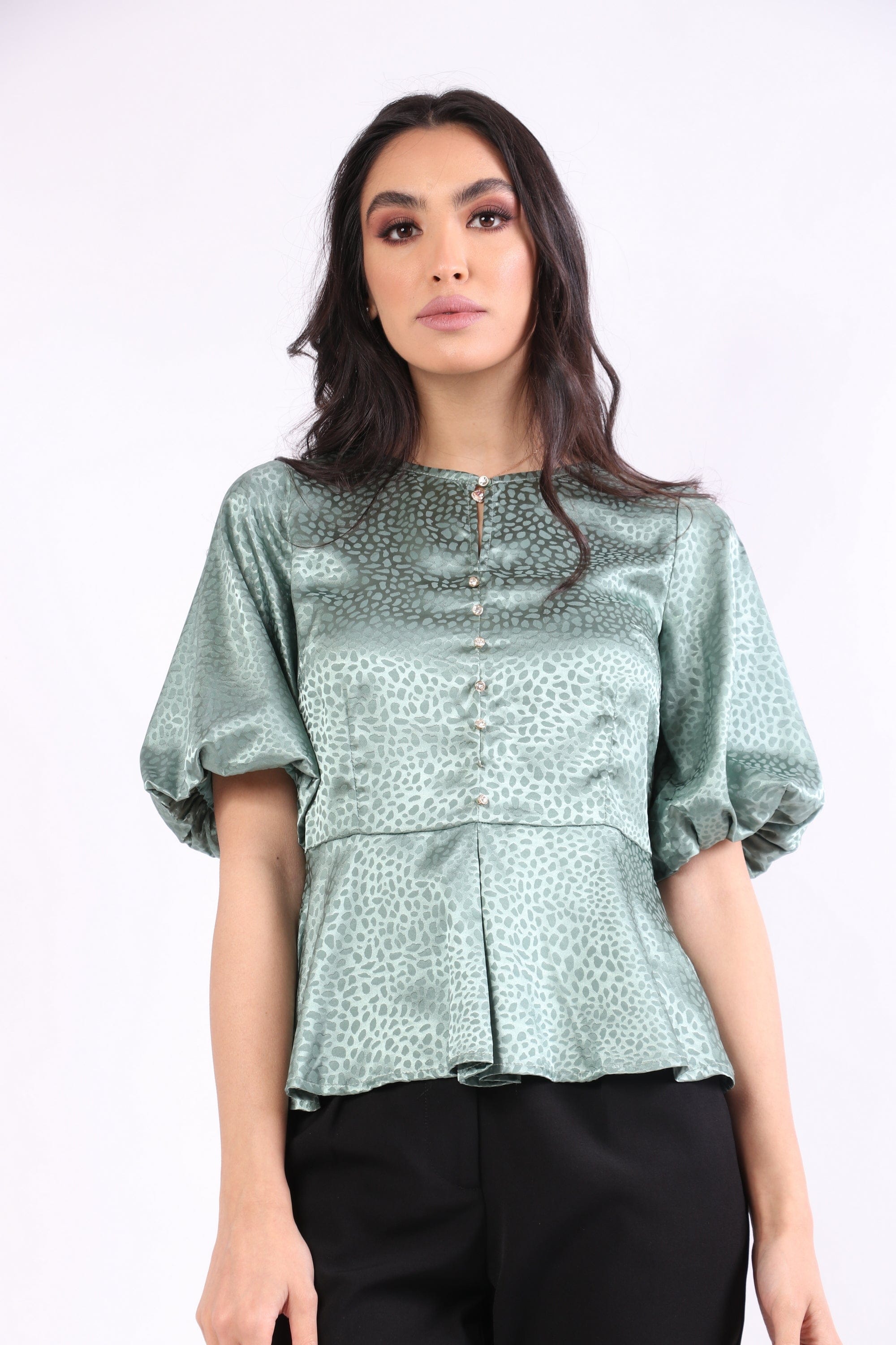 نتشي بلوزة منقوشة بأزرار على شكل كريستال بأكمام قصيرة