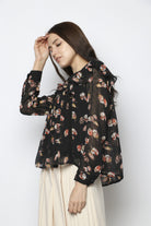 نتشي بلوزة مشجرة مزينة بطبعات من الورود نسائي