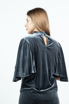 نتشي بلوزة مخملية نص كم واسع ياقة مرفوعة نسائي