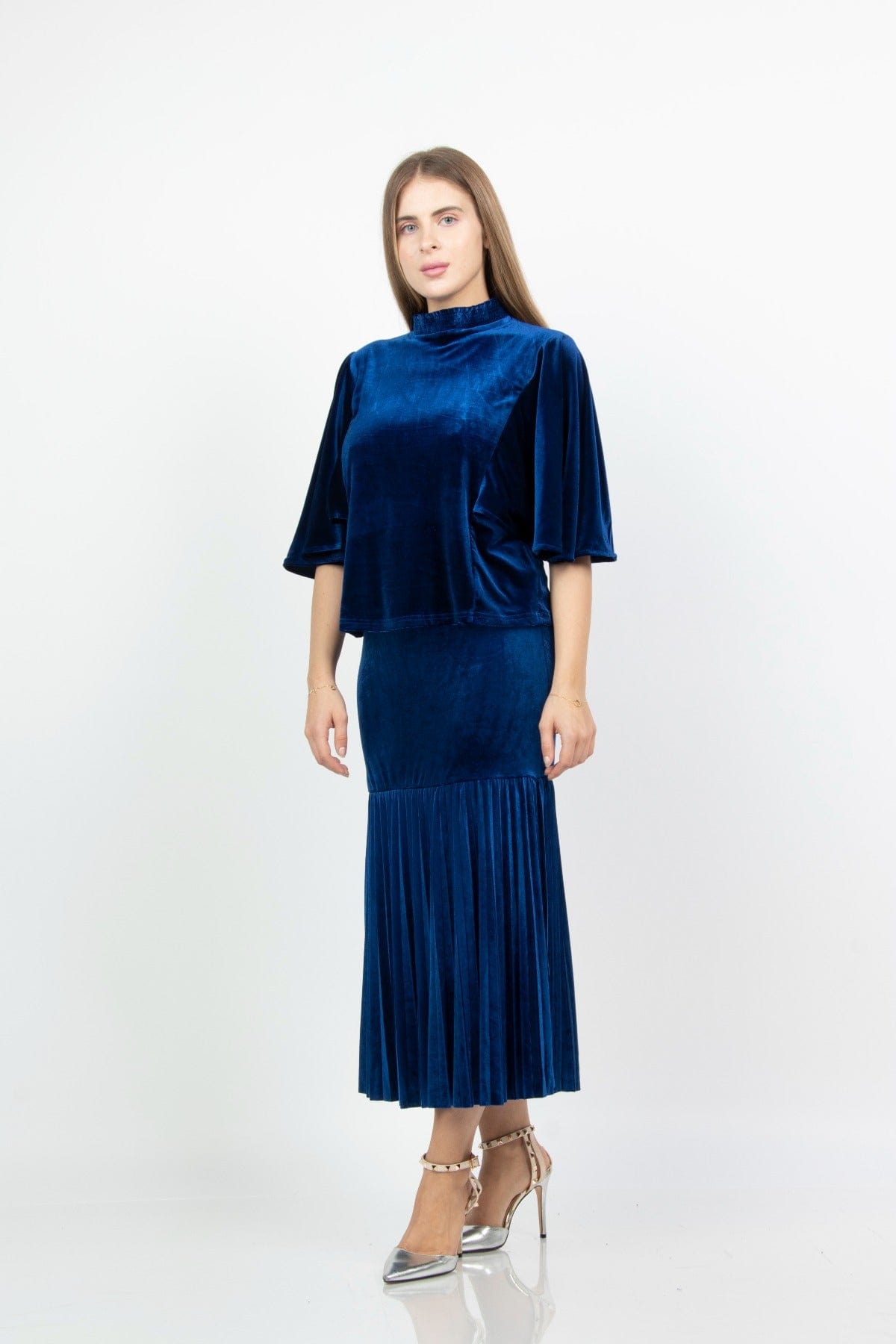 نتشي بلوزة مخملية نص كم واسع ياقة مرفوعة نسائي