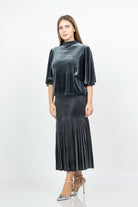 نتشي بلوزة مخملية نص كم واسع ياقة مرفوعة نسائي