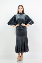 نتشي بلوزة مخملية نص كم واسع ياقة مرفوعة نسائي