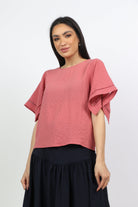 نتشي بلوزة بأكمام فراشة ورقبة دائرية