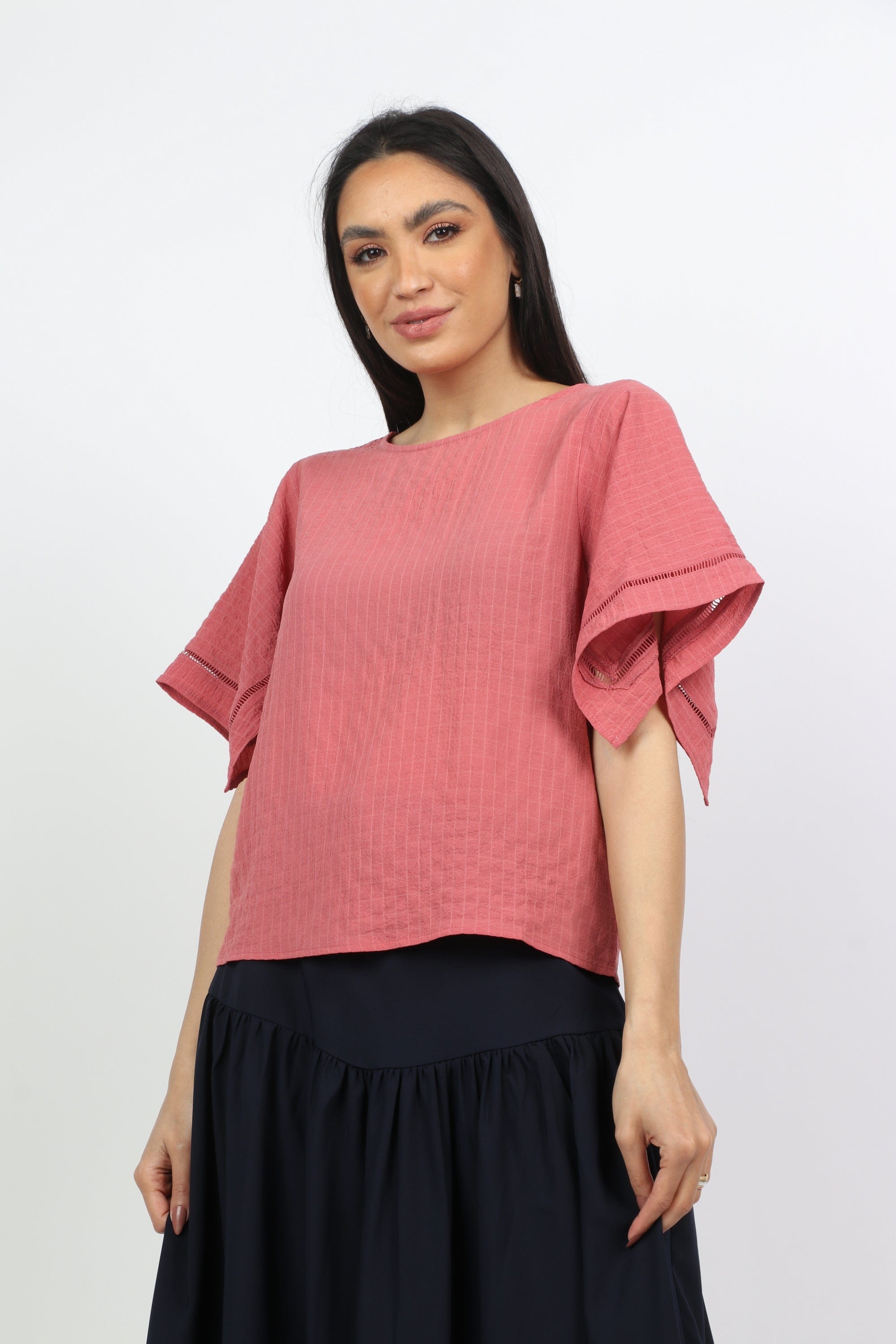 نتشي بلوزة بأكمام فراشة ورقبة دائرية