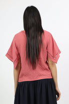 نتشي بلوزة بأكمام فراشة ورقبة دائرية