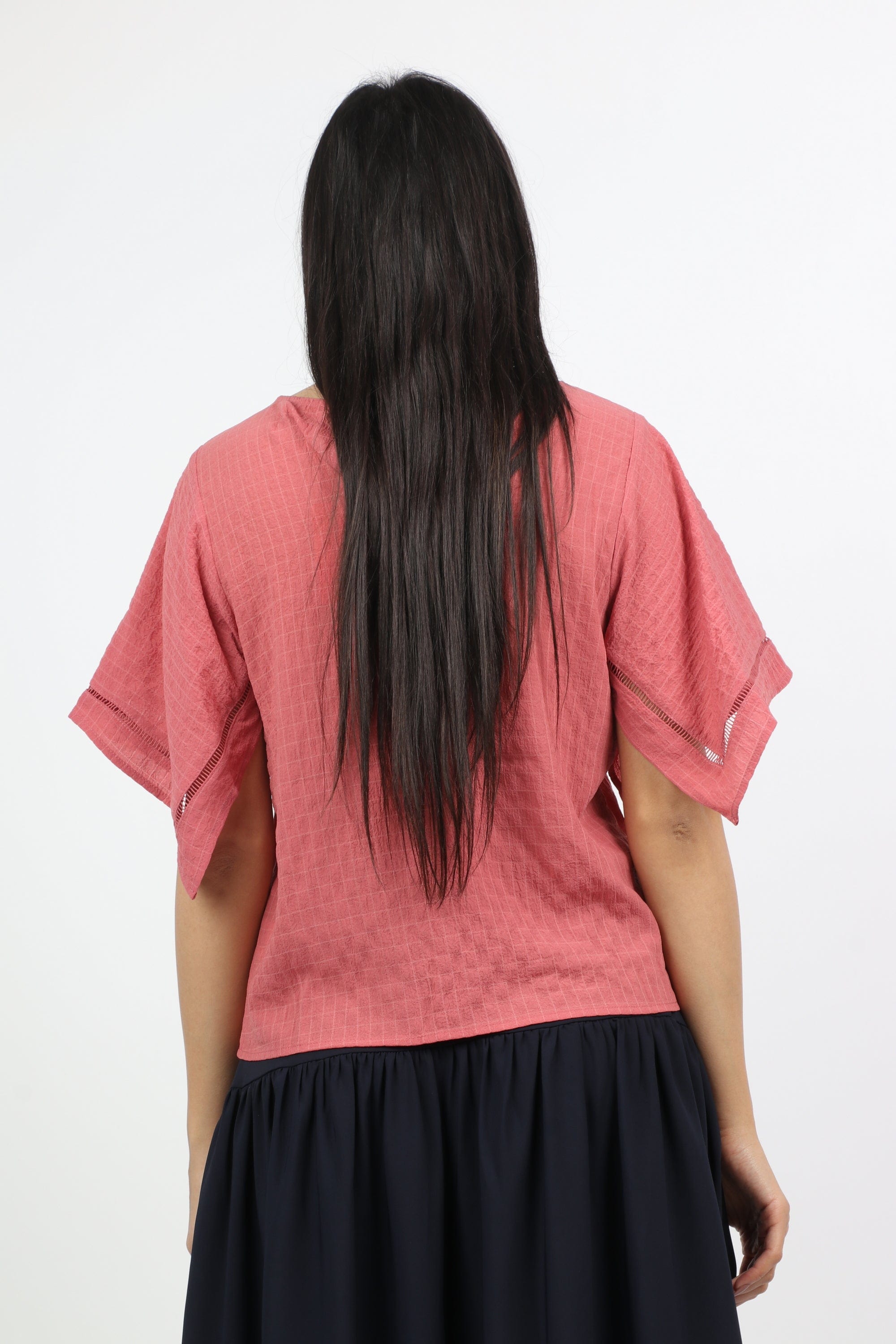 نتشي بلوزة بأكمام فراشة ورقبة دائرية