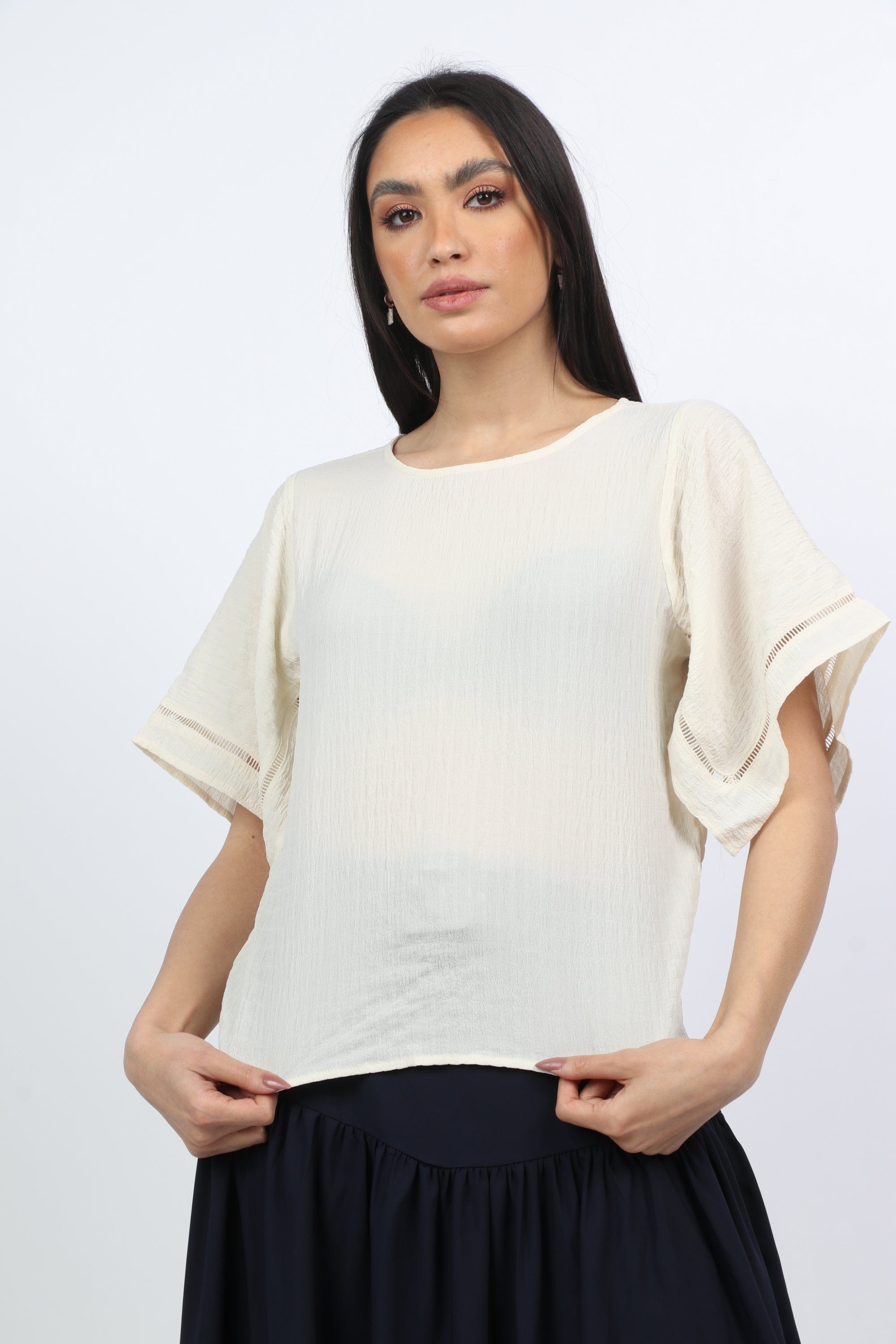 نتشي بلوزة بأكمام فراشة ورقبة دائرية