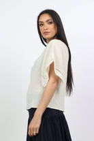 نتشي بلوزة بأكمام فراشة ورقبة دائرية