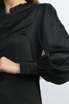 نتشي بلوزة كم طويل سادة بياقة مرتفعة