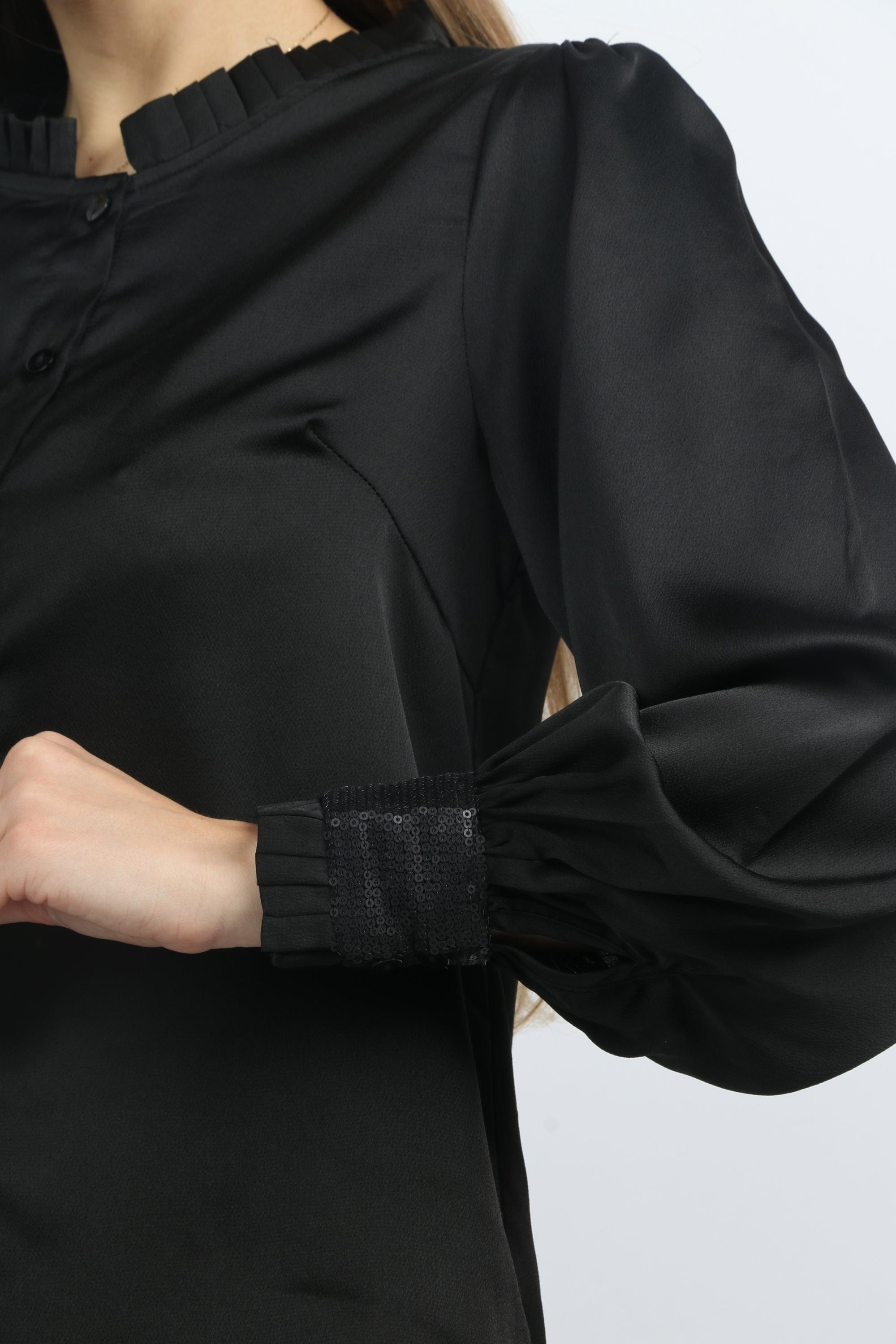 نتشي بلوزة كم طويل سادة بياقة مرتفعة