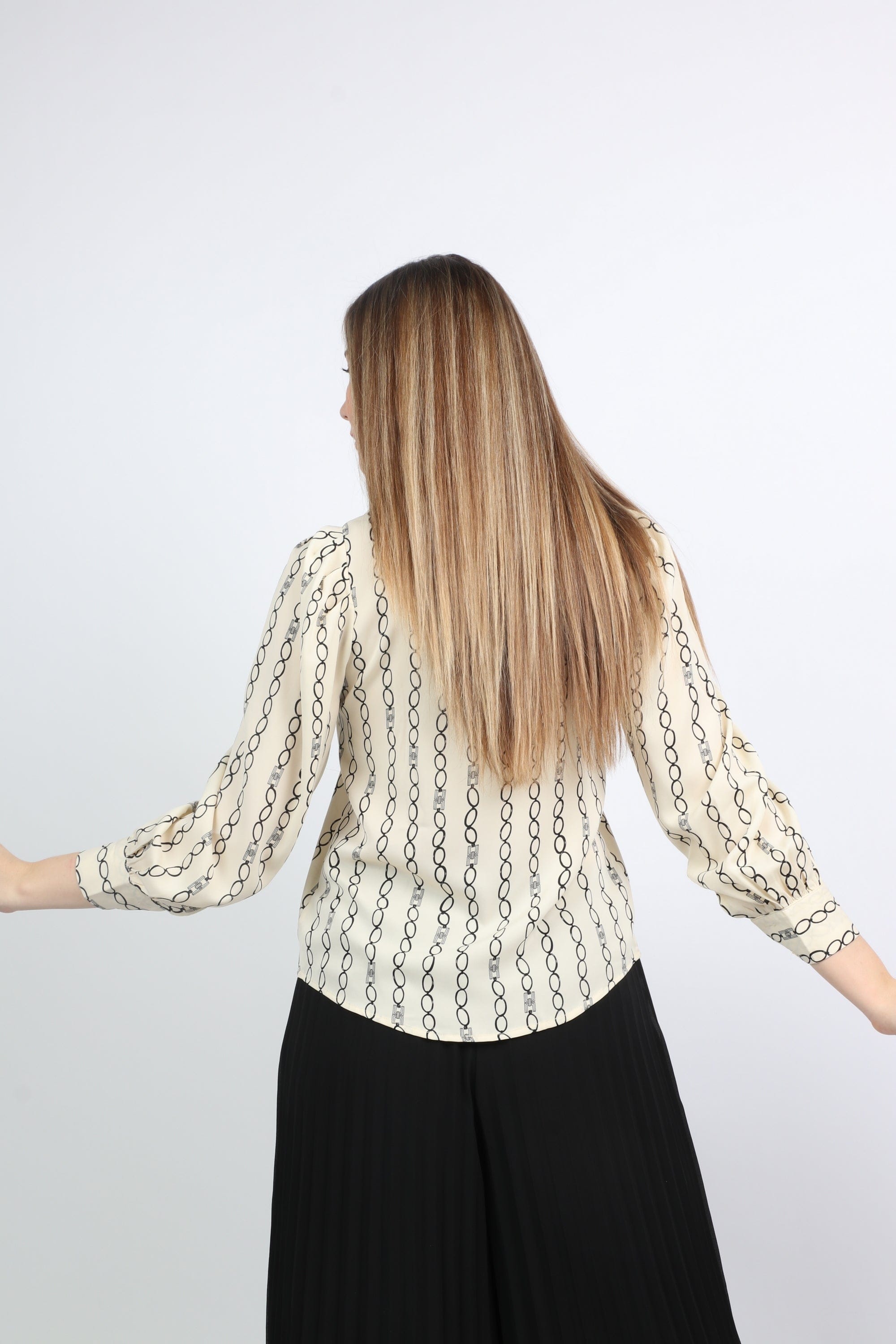 نتشي بلوزة منقوشة كم طويل