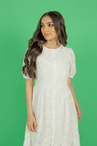 نتشي فستان ميدي مخرم بكم قصير