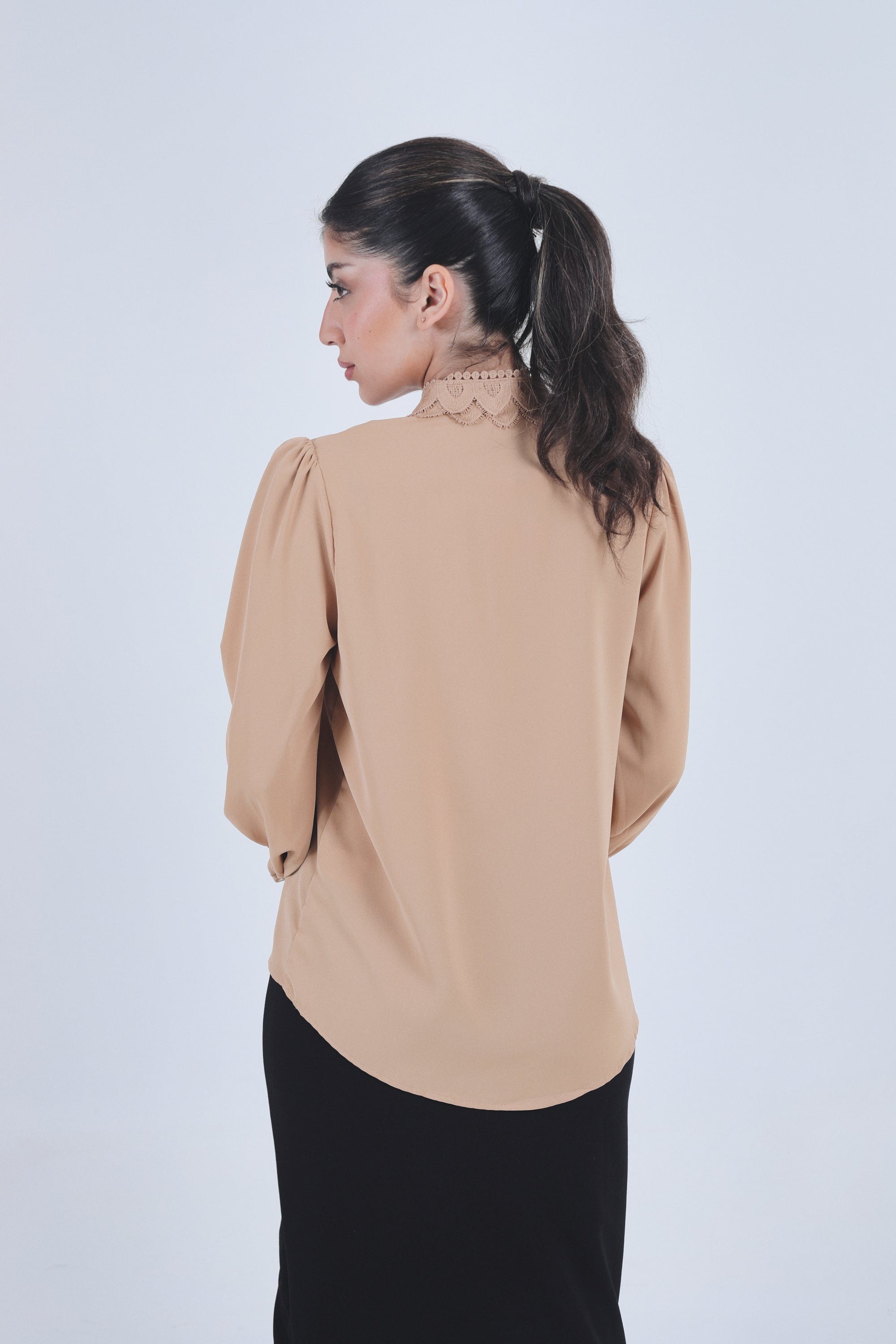 نتشي قميص فضفاض بياقة دانتيل كم طويل نسائي