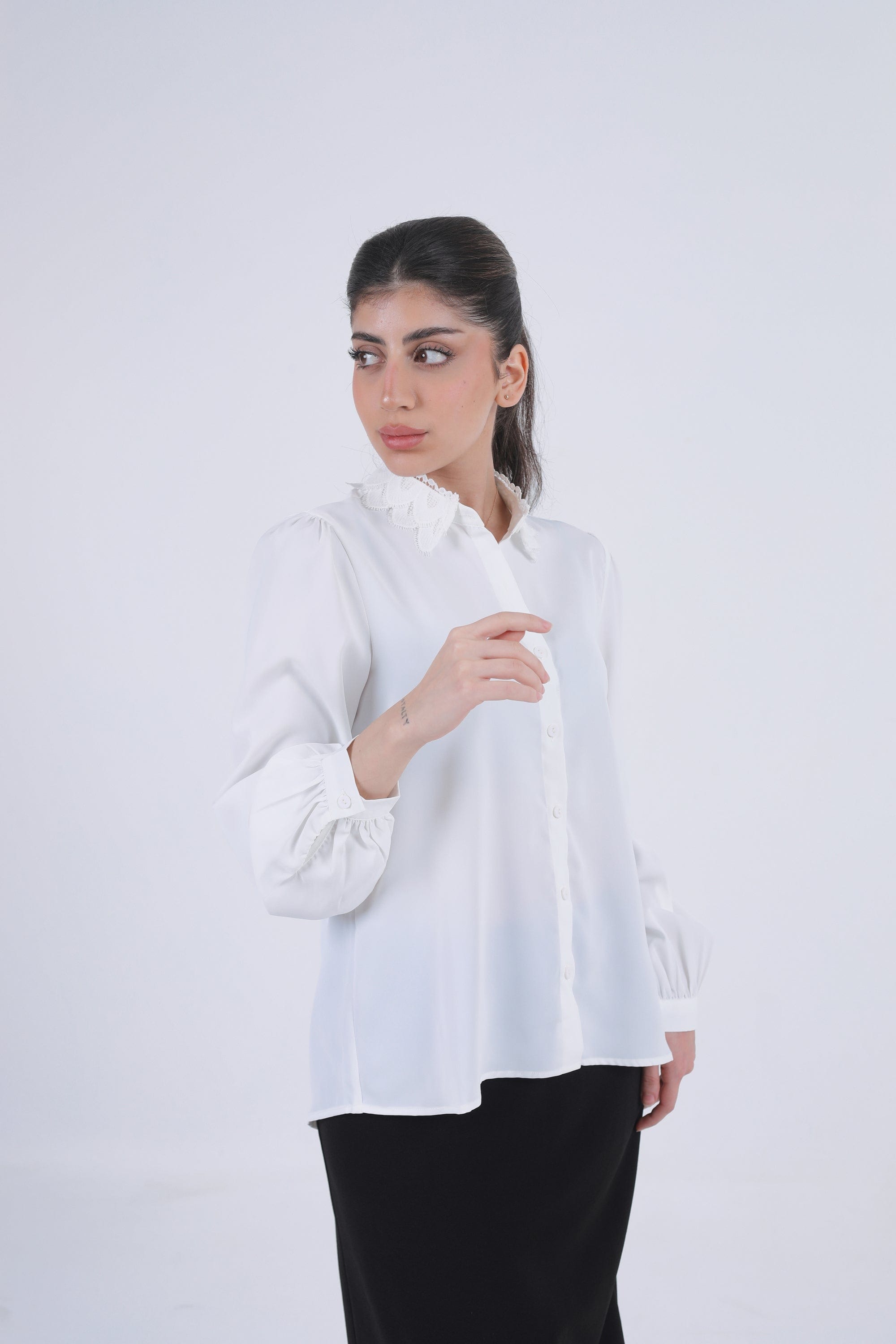 نتشي قميص فضفاض بياقة دانتيل كم طويل نسائي