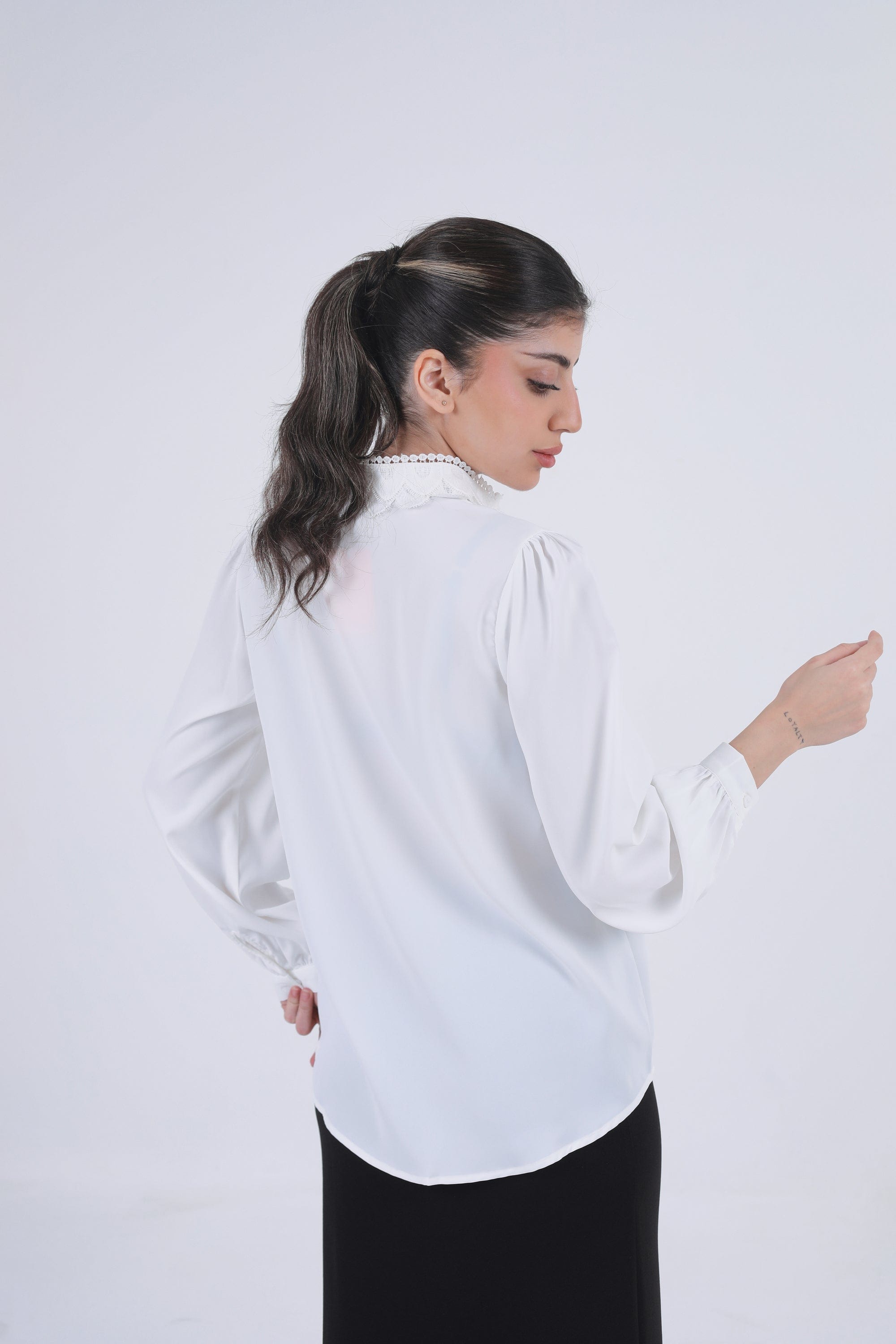 نتشي قميص فضفاض بياقة دانتيل كم طويل نسائي