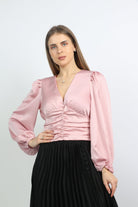 نتشي بلوزة ستان بفتحة صدر V