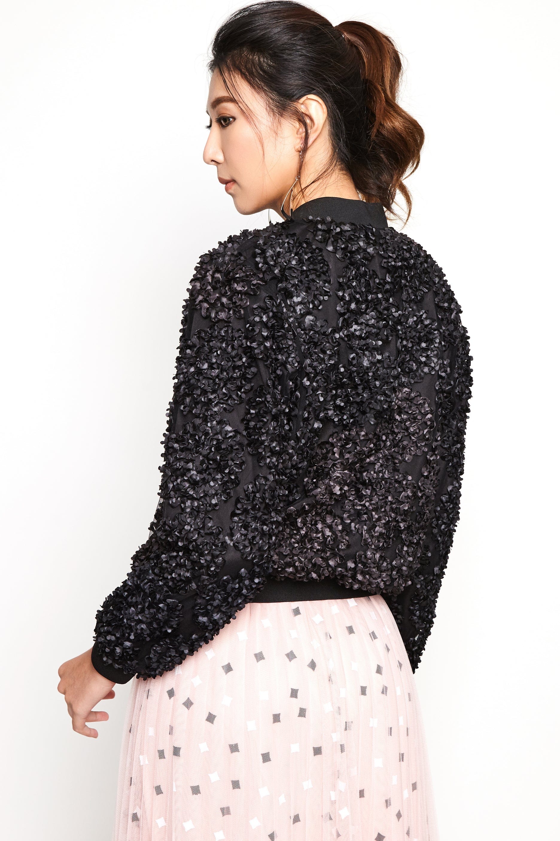 نتشي سترة مزينة بالورود بأكمام طويلة