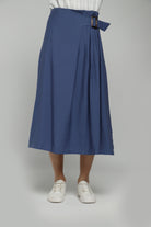 نتشي تنورة ميدي كلوش من الجانب بحزام عريض