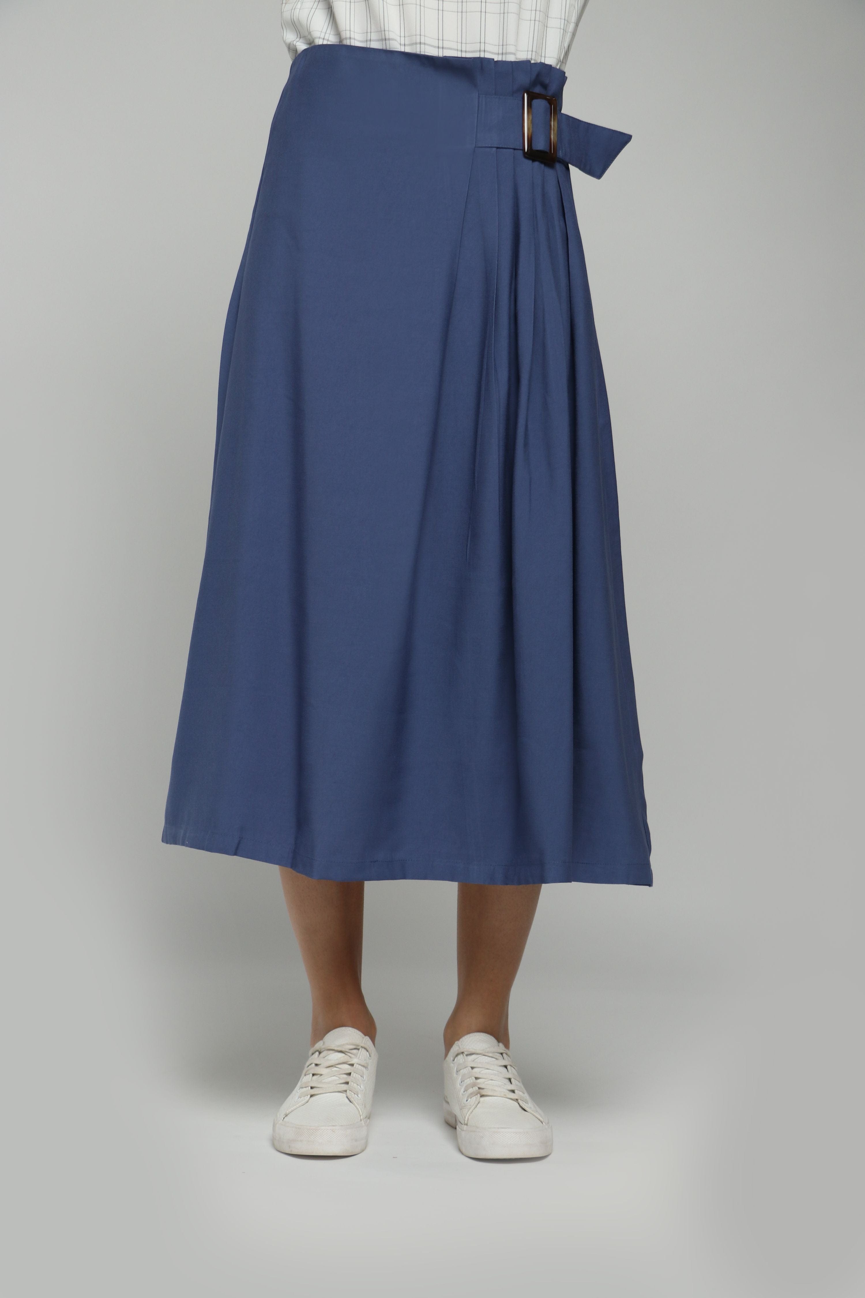 نتشي تنورة ميدي كلوش من الجانب بحزام عريض