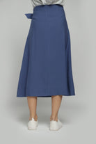 نتشي تنورة ميدي كلوش من الجانب بحزام عريض