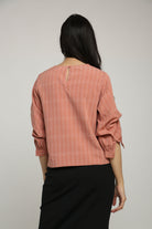 نتشي بلوزة مربعات كم طويل طبقات نسائي