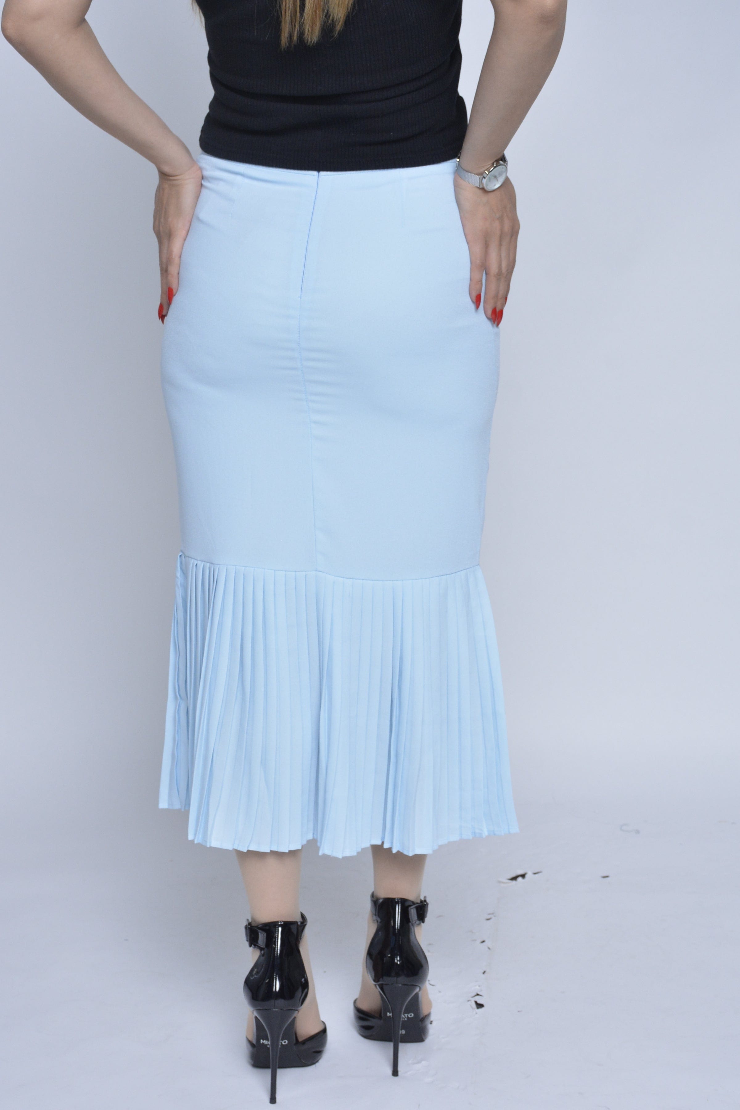 نتشي تنورة ميدي ضيقة بأزرار أمامية بذيل بليسيه