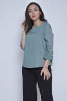 نتشي بلوزة سادة مزينة بأزرار فضية على الجانب 3/4 كم نسائي