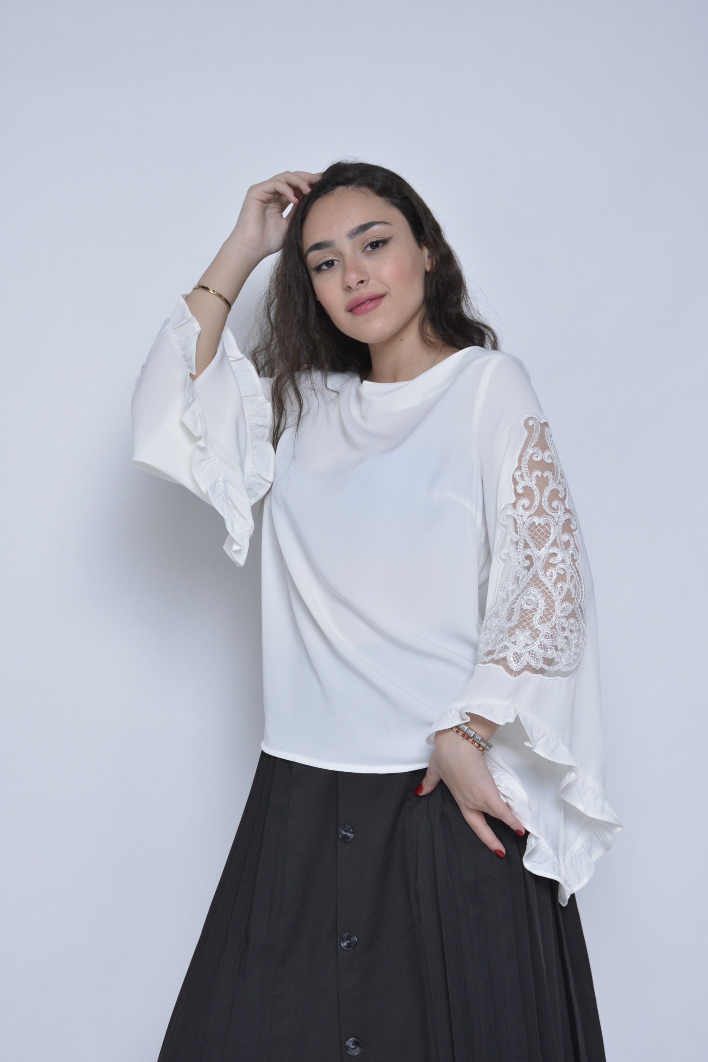 نتشي بلوزة سادة كم طويل مفتوح مكشكش من أسفل دانتيل نسائي