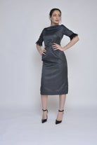 نتشي فستان ميدي سهرة ضيق بكم قصير مزود بخيوط للزينه