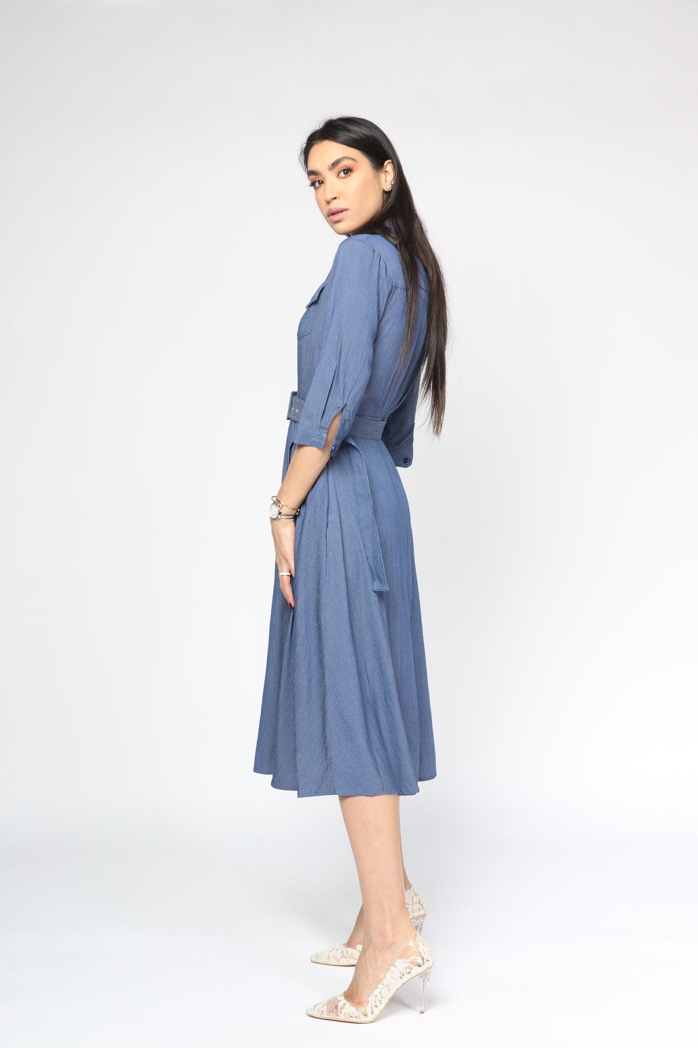 نتشي فستان ميدي قصير الأكمام بحزام وأزرار أمامية