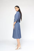 نتشي فستان ميدي قصير الأكمام بحزام وأزرار أمامية