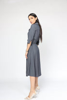 نتشي فستان ميدي قصير الأكمام بحزام وأزرار أمامية