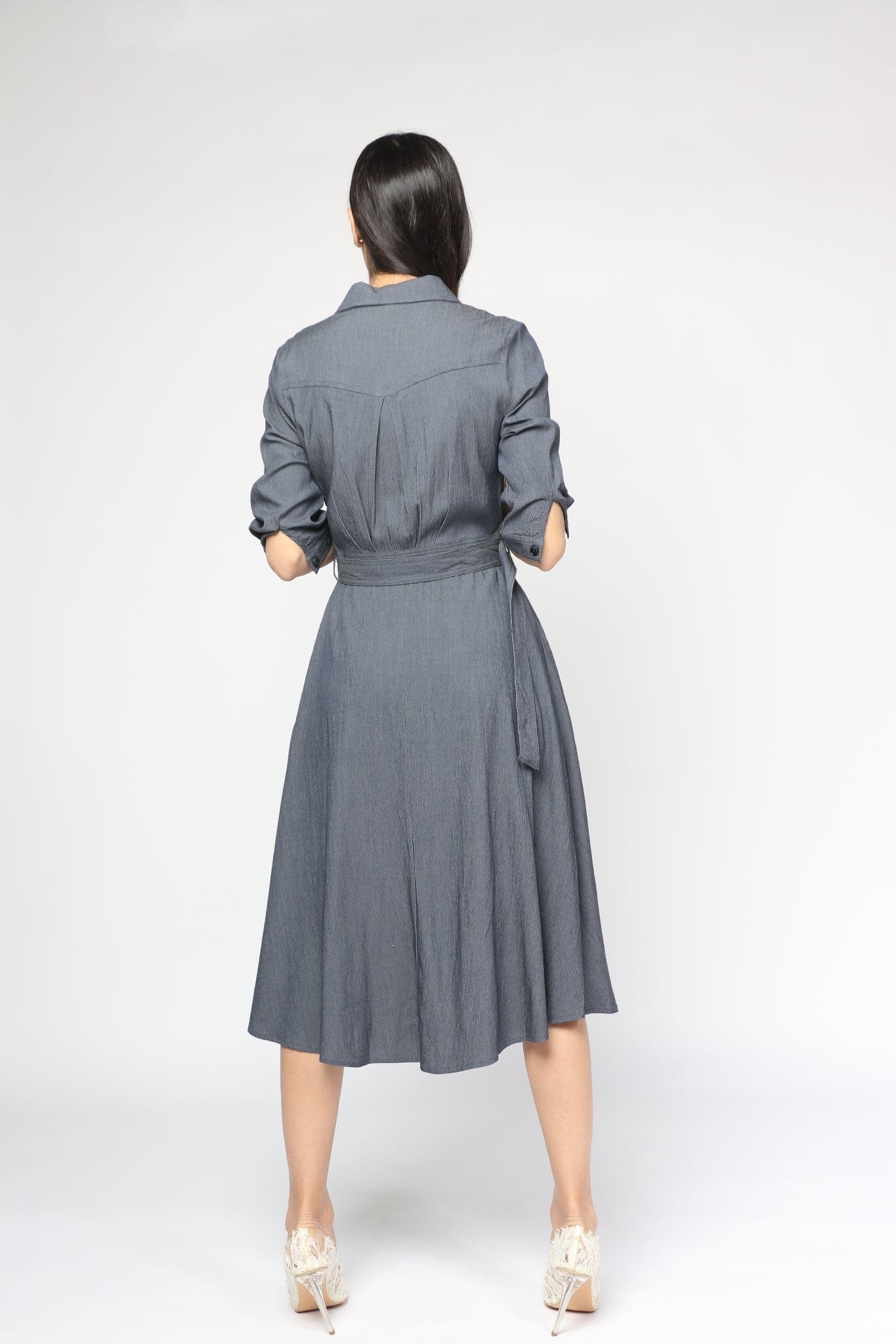 نتشي فستان ميدي قصير الأكمام بحزام وأزرار أمامية