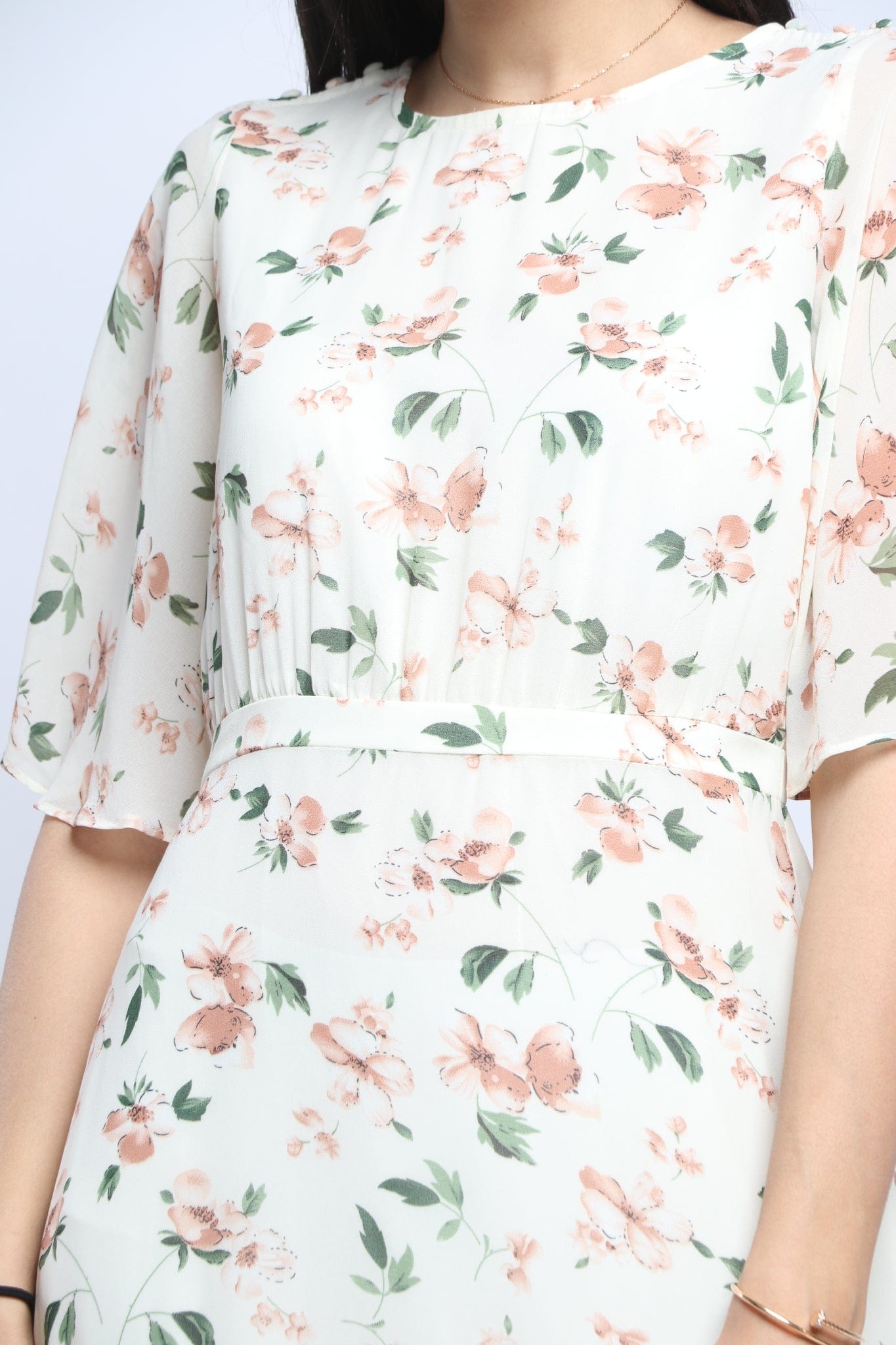 نتشي فستان ماكسي بأكمام قصيرة مشجرة مفتوح من الجانب