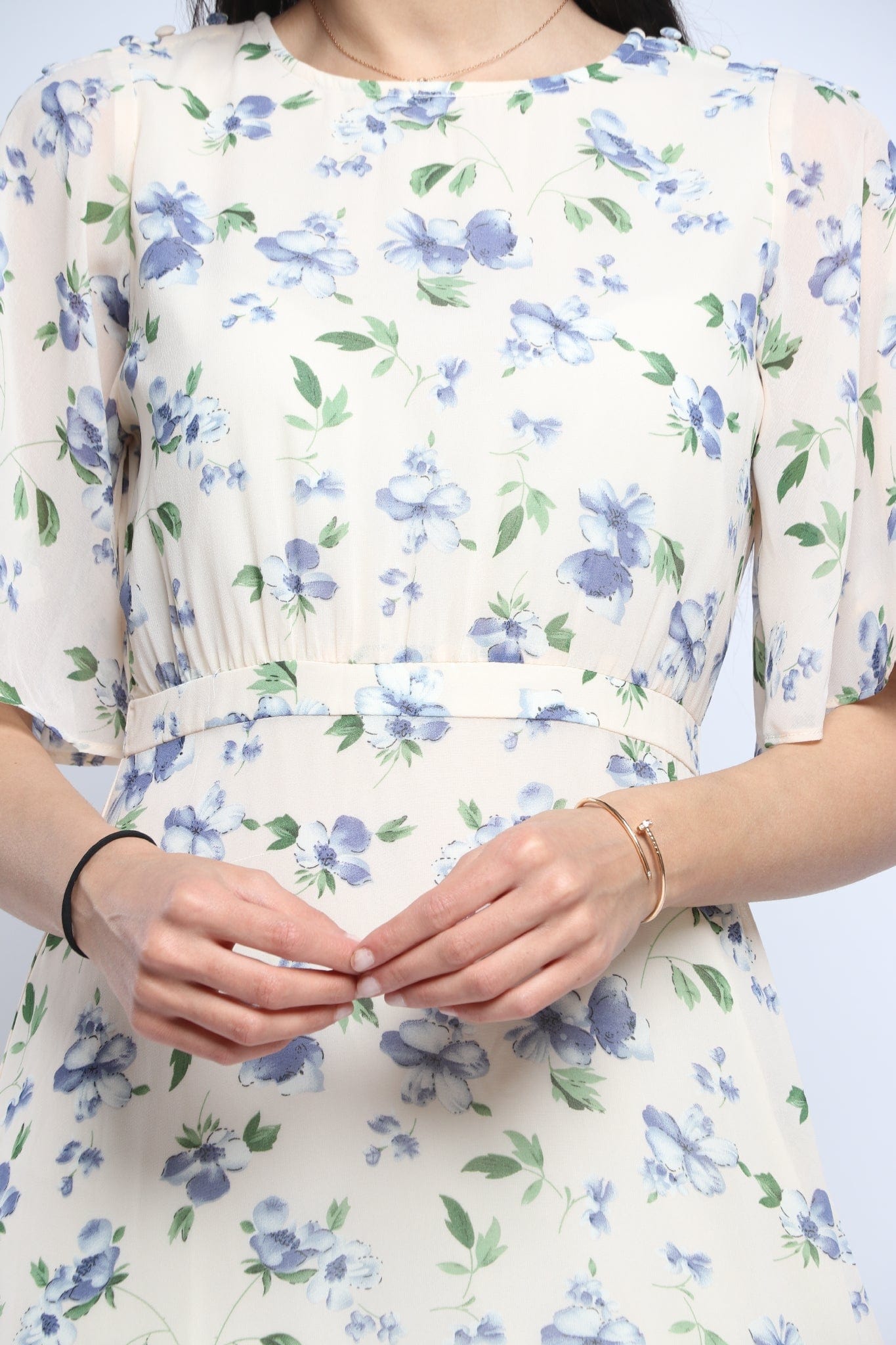 نتشي فستان ماكسي بأكمام قصيرة مشجرة مفتوح من الجانب