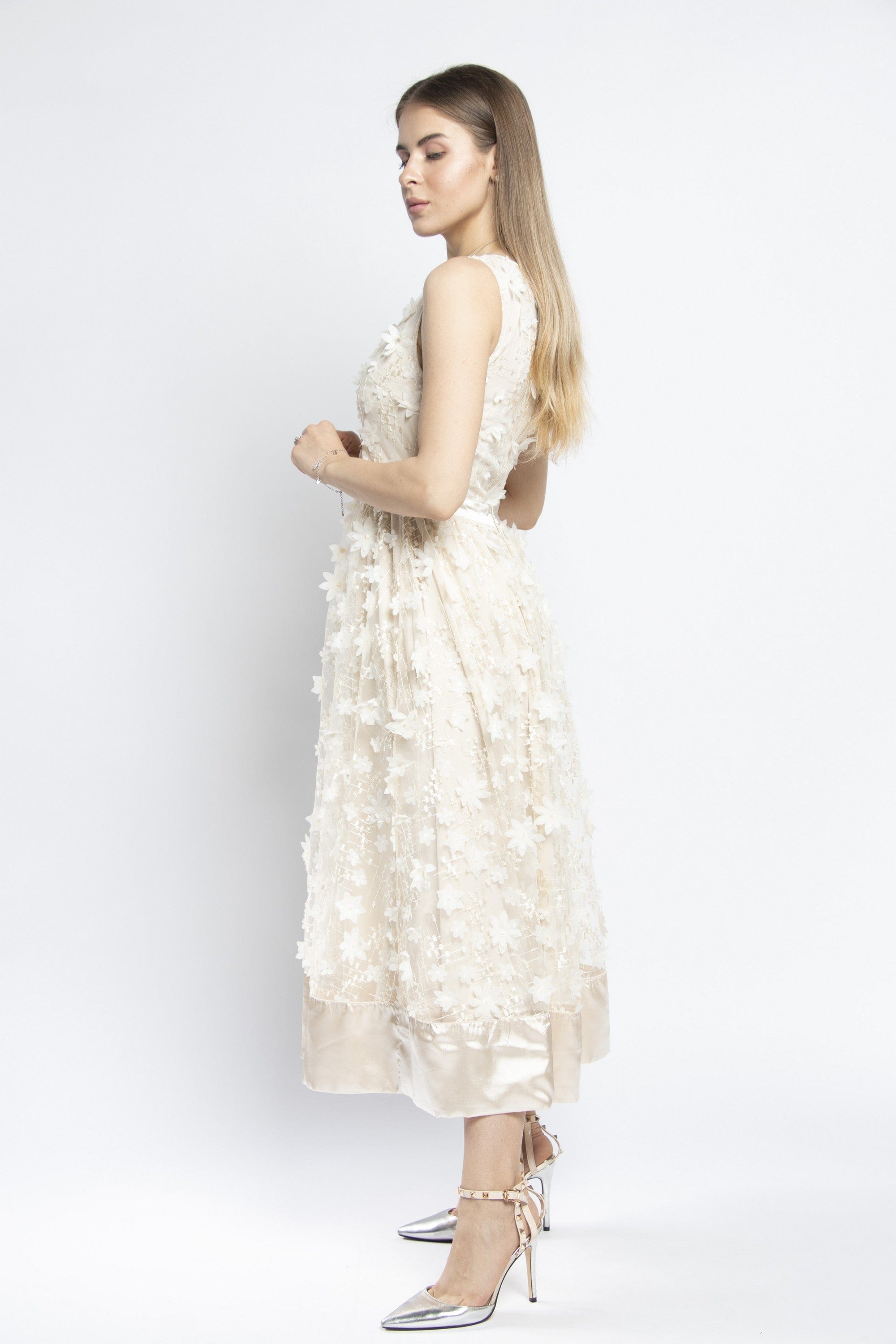 نتشي فستان ميدي بدون أكمام مشجرة