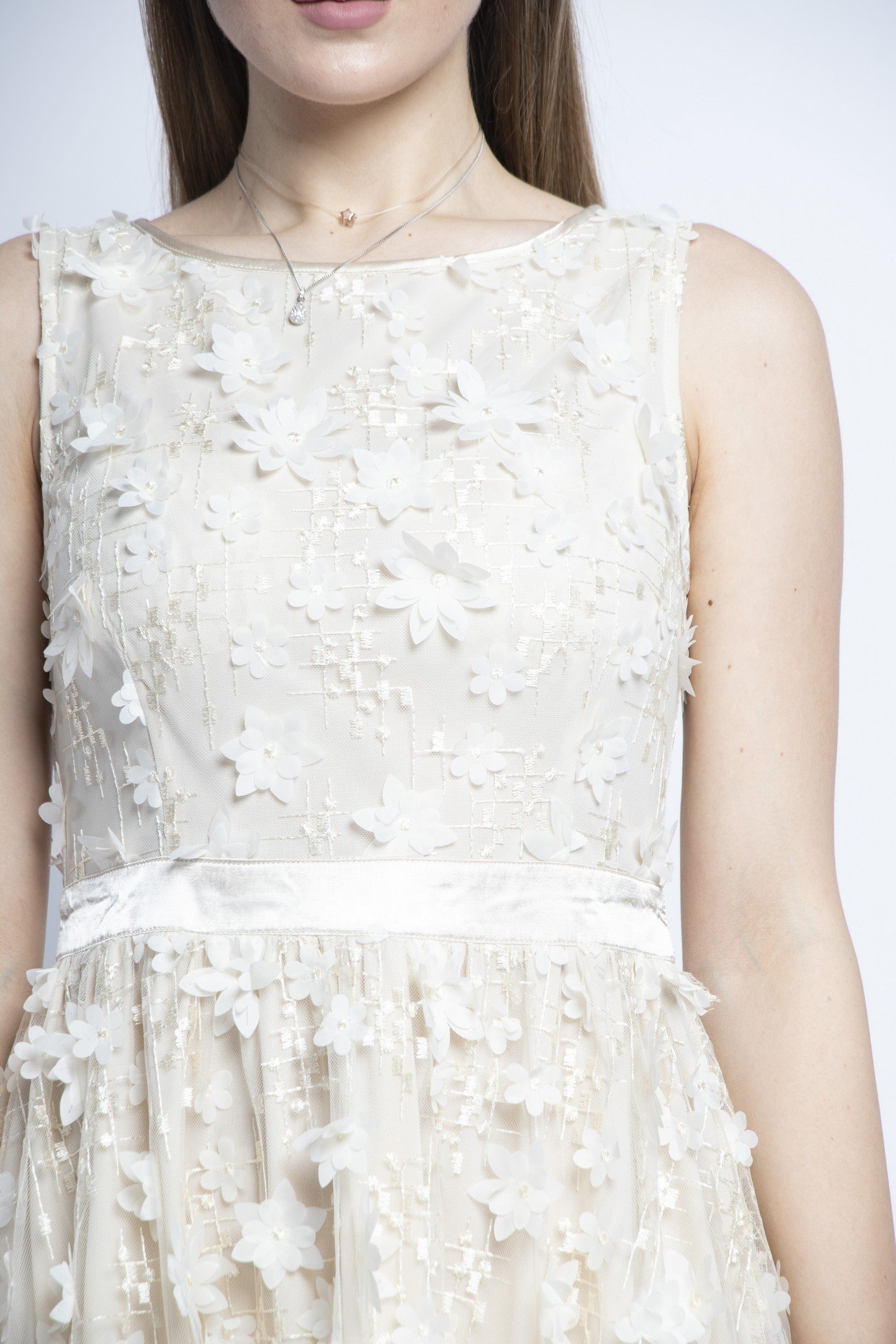 نتشي فستان ميدي بدون أكمام مشجرة