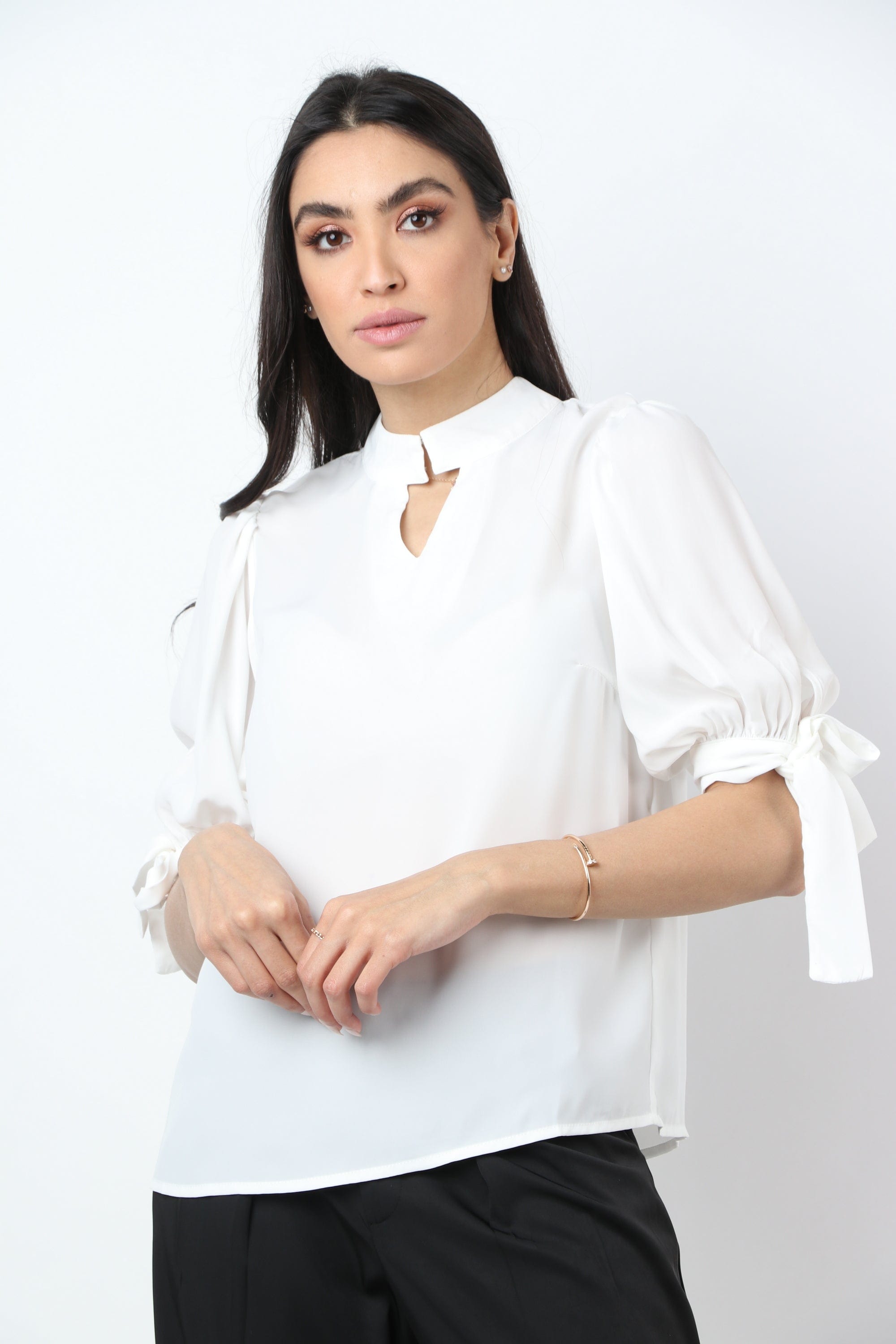 نتشي بلوزة سادة كم قصير بف برباط وفتحة أمامية نسائي