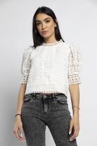 نتشي بلوزة دانتيل بأكمام منفوخة شفافة قصيرة نسائية