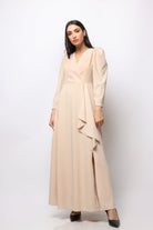 نتشي فستان طويل بأكمام طويلة مفتوح من الجانب