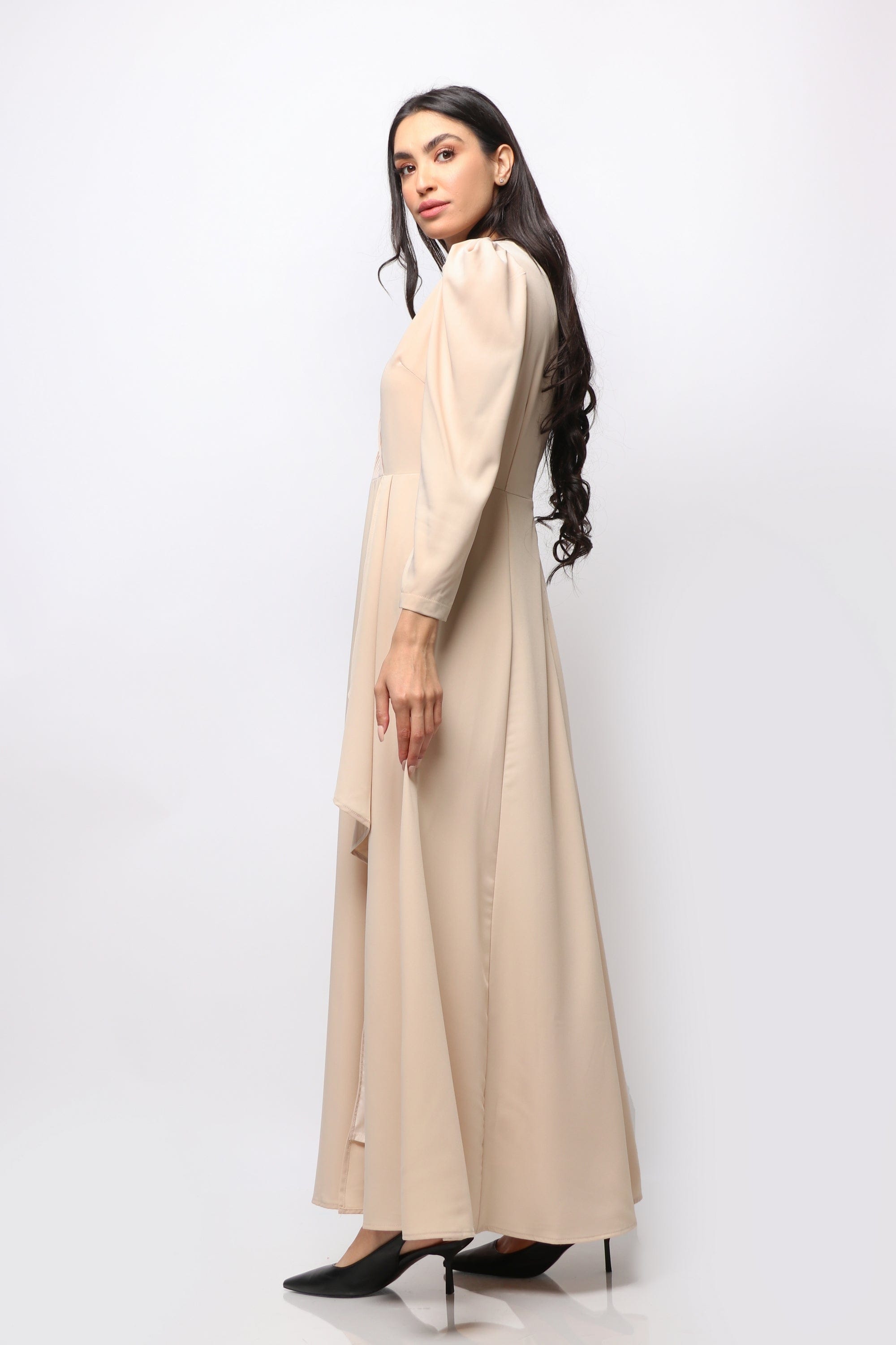 نتشي فستان طويل بأكمام طويلة مفتوح من الجانب