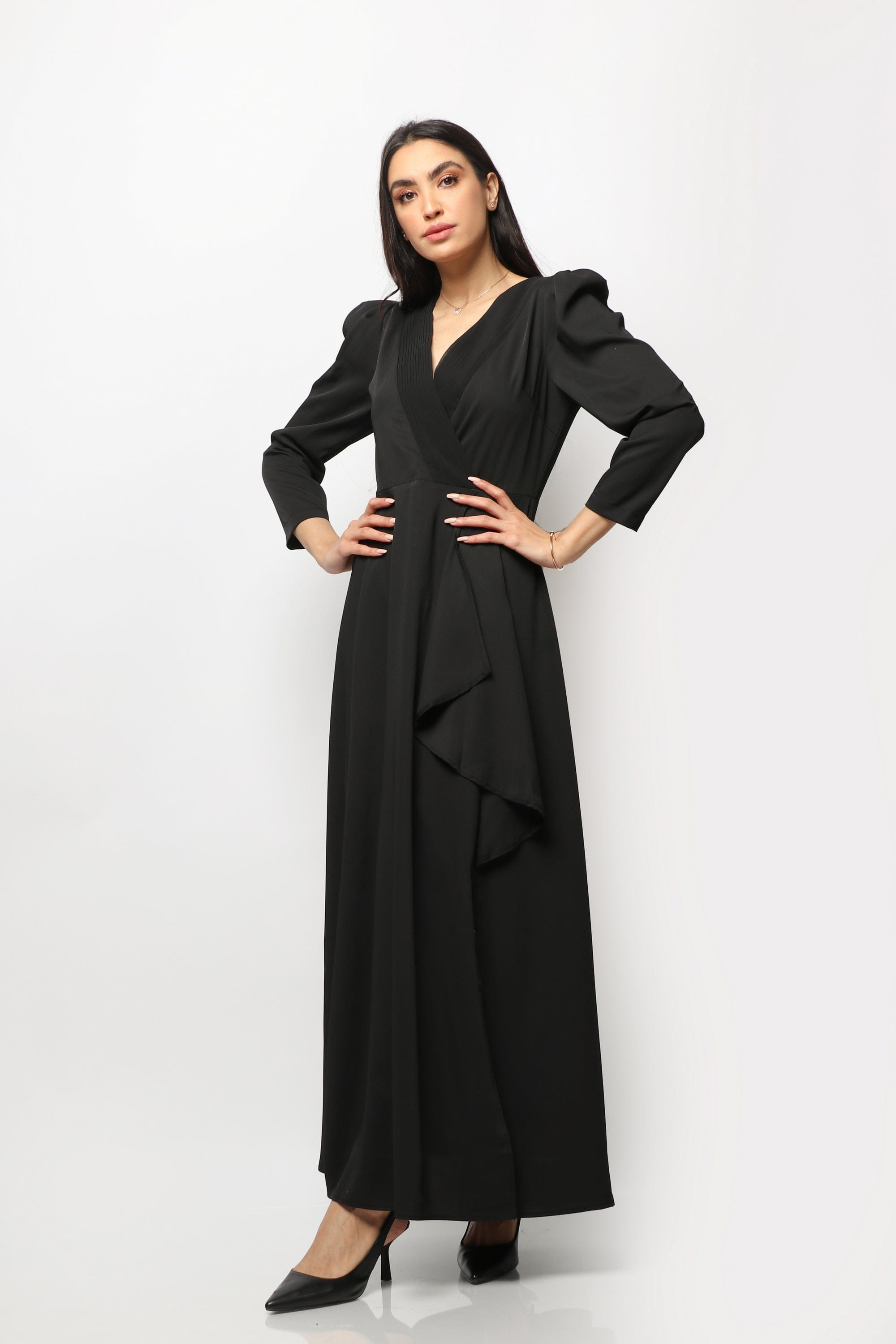 نتشي فستان طويل بأكمام طويلة مفتوح من الجانب