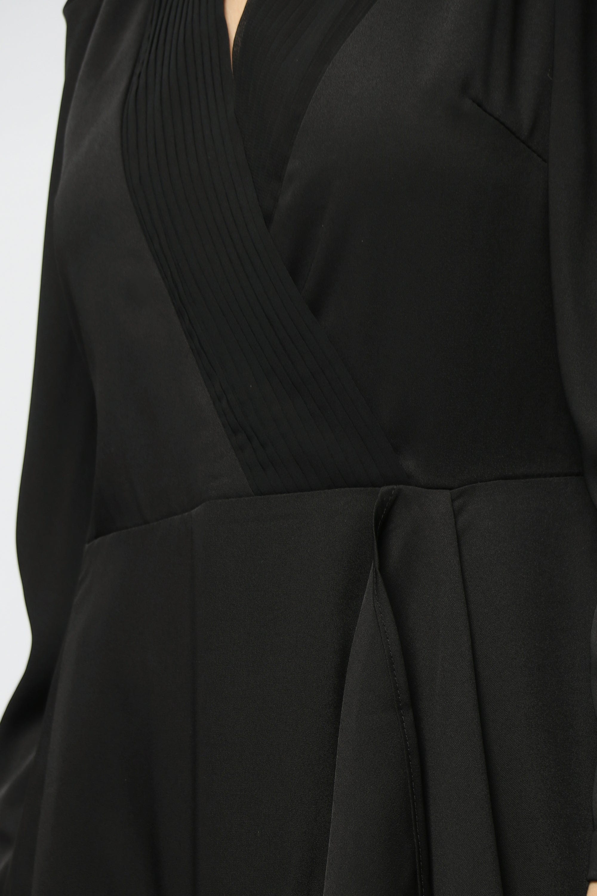 نتشي فستان طويل بأكمام طويلة مفتوح من الجانب