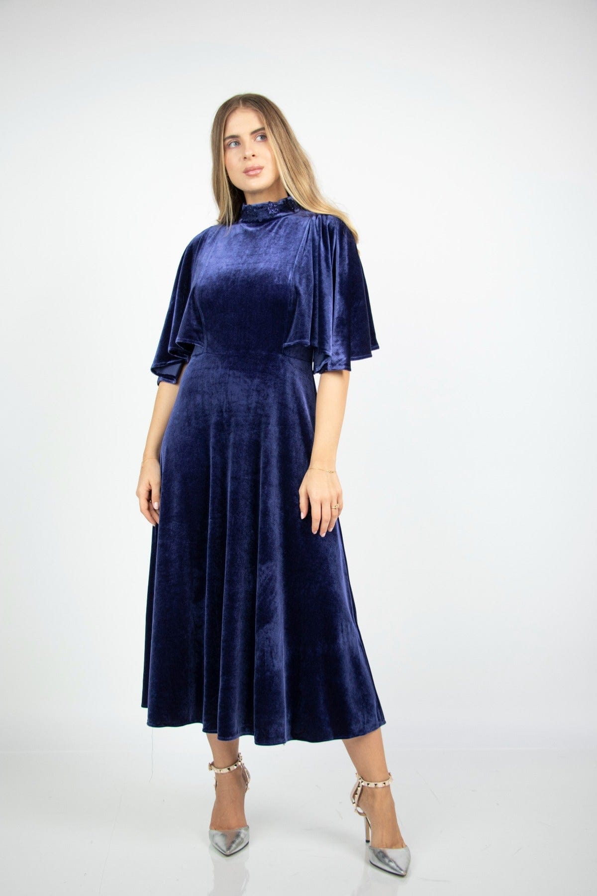 نتشي فستان ميدي مخمل برقبة عالية كم فراشة قصير