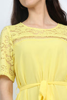 نتشي فستان طويل برباط امامي مزين بدانتيل كم قصير