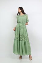 نتشي فستان طويل برباط امامي مزين بدانتيل كم قصير