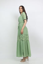 نتشي فستان طويل برباط امامي مزين بدانتيل كم قصير