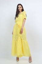 نتشي فستان طويل برباط امامي مزين بدانتيل كم قصير