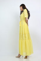 نتشي فستان طويل برباط امامي مزين بدانتيل كم قصير